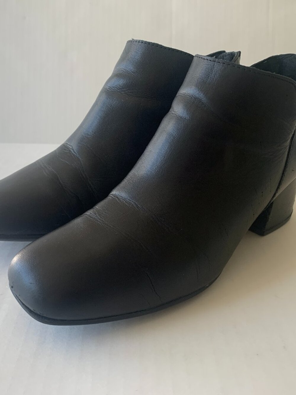 Born Ankle Boots Women's 9M Black Leather Comfort V-Cut Block Heel Zip Square
